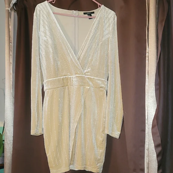 Forever 21 Cream Bodycon Dress with Plunge Neckline - Picture 5 of 7